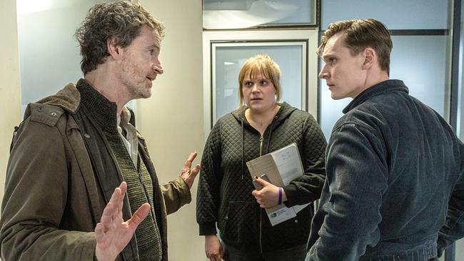 © ORF/WDR/Bavaria Fiction GmbH/Thomas Kost Angespannte Teambesprechung auf dem Flur im Polizeipräsidium mit Rosa Herzog, Peter Faber und Jan Pawlak