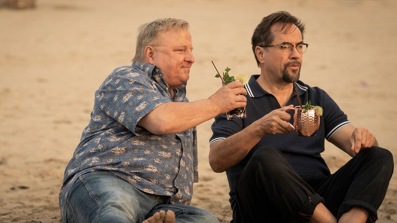 "Tatort: Unter Gärtnern": Boerne (Jan Josef Liefers) und Thiel (Axel Prahl) feiern den gelösten Fall mit einem Drink am Meer.