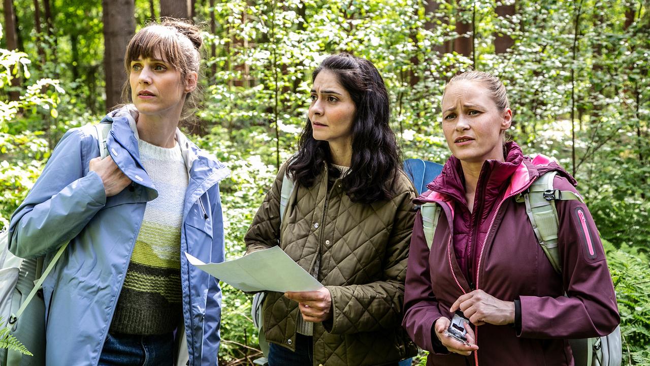 "Tatort: Angst im Dunkeln": Als die Nacht einbricht, sind die drei Nachbarinnen aus dem gutbürgerlichen Bremen-Schwachhausen Viola Klemm (Sophie Lutz), Ayla Ömer (Pegah Ferydoni) und Marlene Seifert (Inez Bjørg David) im Wald verloren.