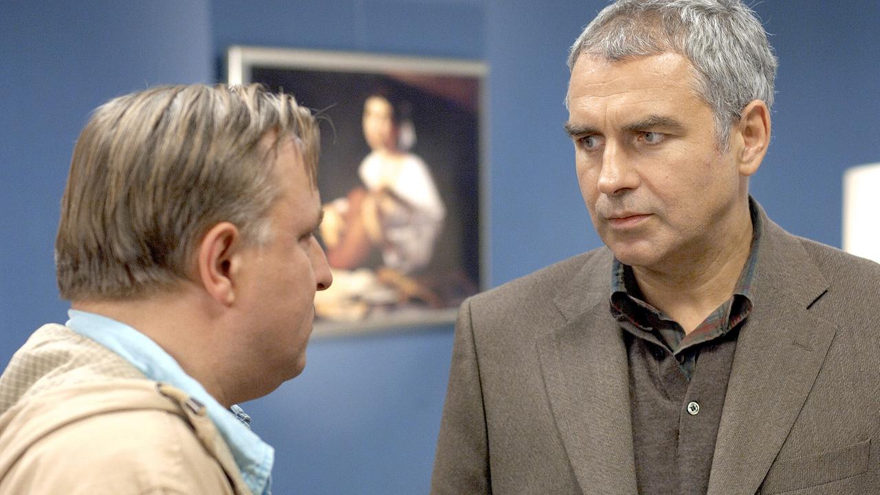 "Tatort: Ruhe sanft": Kommissar Frank Thiel (Axel Prahl, li.) erfährt, dass Dr. Wulfes (Hansa Czypionka) noch mit dem Bestatter telefoniert hat, bevor er ermordet wurde.