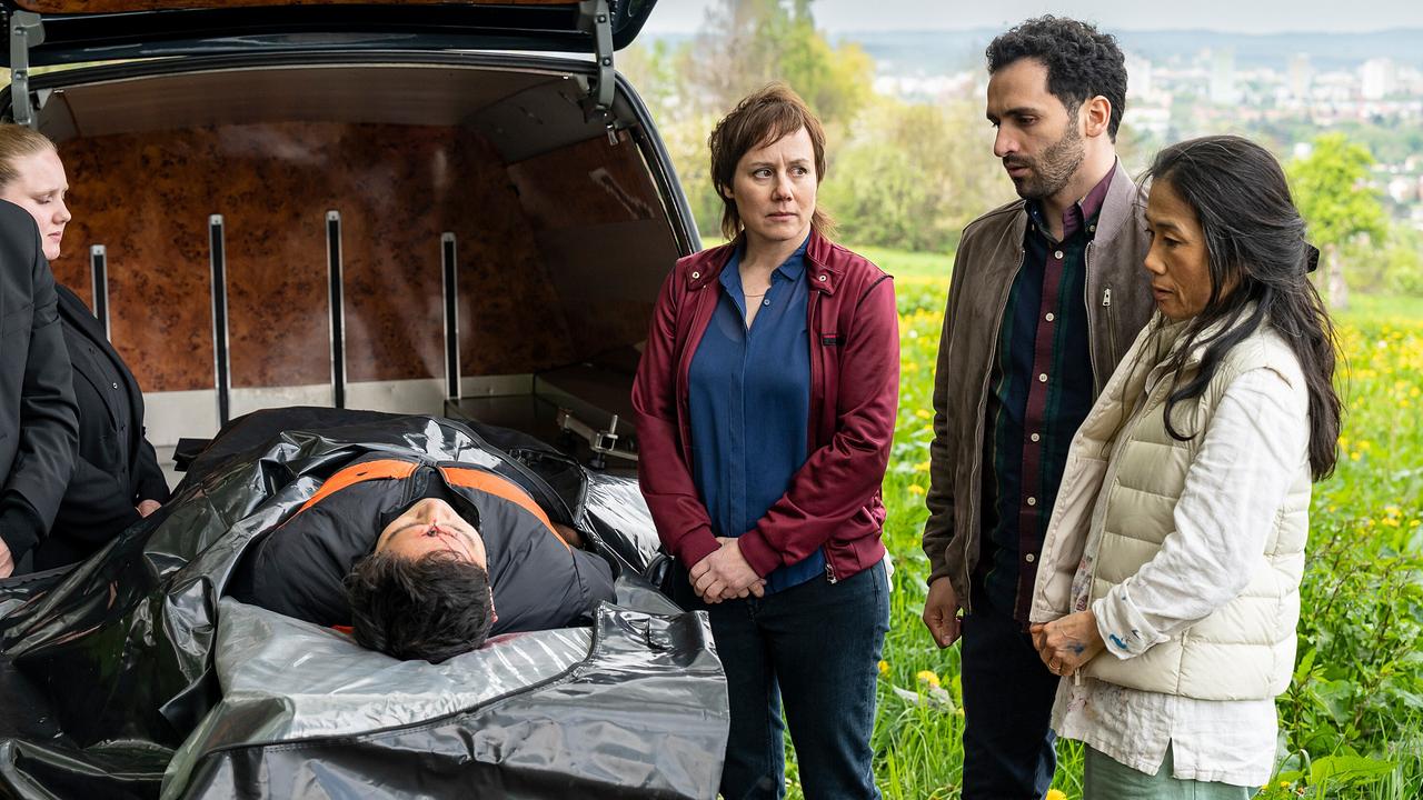 "Tatort: Ad Acta": Nader Mansour (Hassan Akkouch) und Maki Benzinger (Akiko Hitomi) sind im Schock, als Franziska Tobler (Eva Löbau) sie zur Leiche von Tobias Benzinger (Jan Liem) führt.