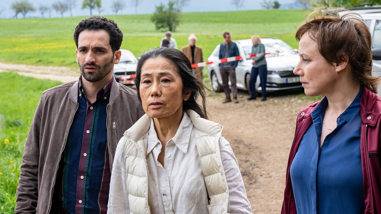 "Tatort: Ad Acta": Als Maki Benzinger (Akiko Hitomi), die Mutter des Toten, und dessen Ehemann Nader Mansour (Hassan Akkouch) am Tatort ankommen, gestattet Franziska Tobler (Eva Löbau) ihnen den Zutritt.