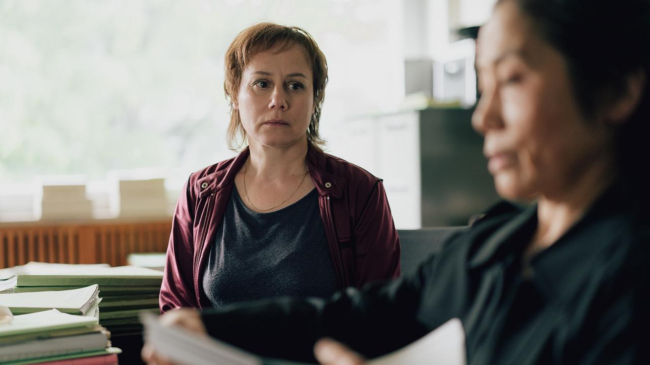 "Tatort: Ad Acta": Franziska Tobler (Eva Löbau) befragt Maki Benzinger (Akiko Hitomi), die Mutter des Opfers.