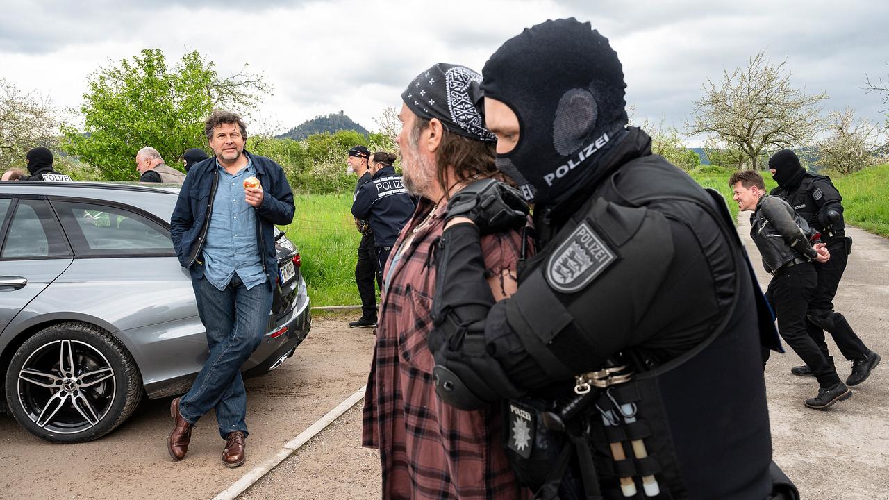 "Tatort: Ad Acta": Genüsslich beobachtet Friedemann Berg (Hans-Jochen Wagner) den SEK-Einsatz bei Sebastian Erhardt (Sascha Maaz) und seiner Rockergruppe, den Friedemann ohne Rücksprache mit der Staatsanwaltschaft losgetreten hat.