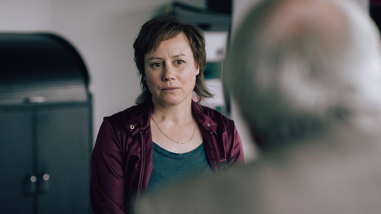 "Tatort: Ad Acta": Dass Rechtsanwalt Benzinger (August Zirner) einen Gerichtsbeschluss verlangt, um den Ermittlern Einsicht in die Akten der Kanzlei zu geben, kann Franziska Tobler (Eva Löbau) nicht nachvollziehen. Immerhin geht es um den Mord an seinem Stiefsohn …