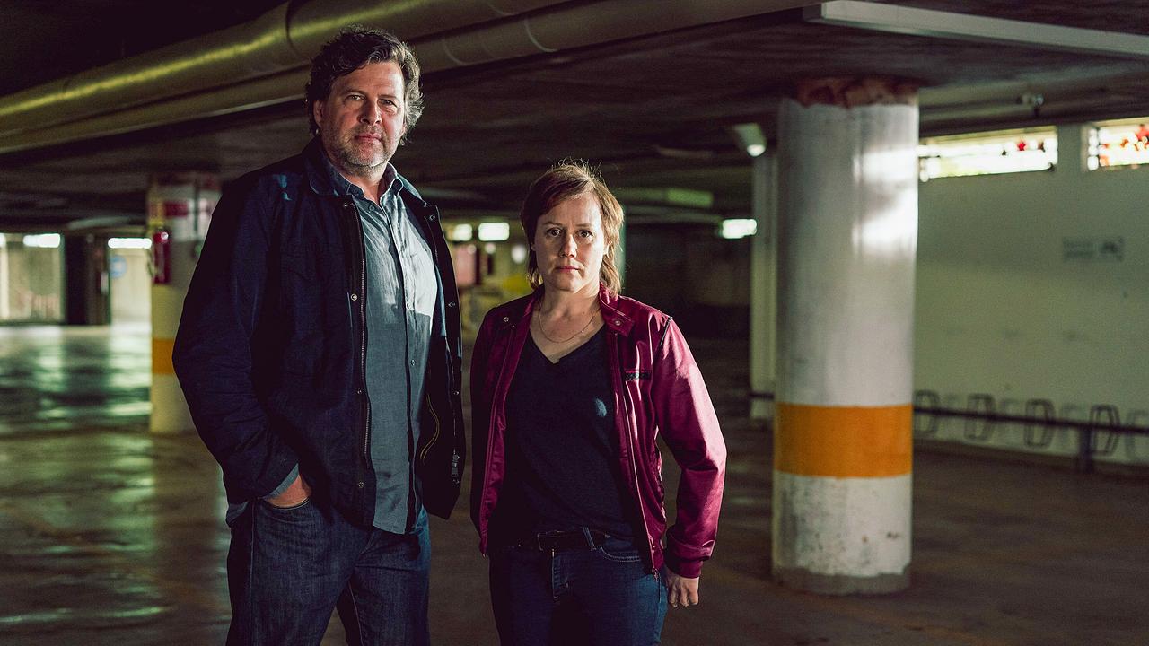 "Tatort: Ad Acta": Franziska Tobler (Eva Löbau) und Friedemann Berg (Hans-Jochen Wagner) vermuten, dass das Motiv in ihrem aktuellen Fall mit früheren Fällen der Kanzlei Benzinger zu zusammenhängen muss.