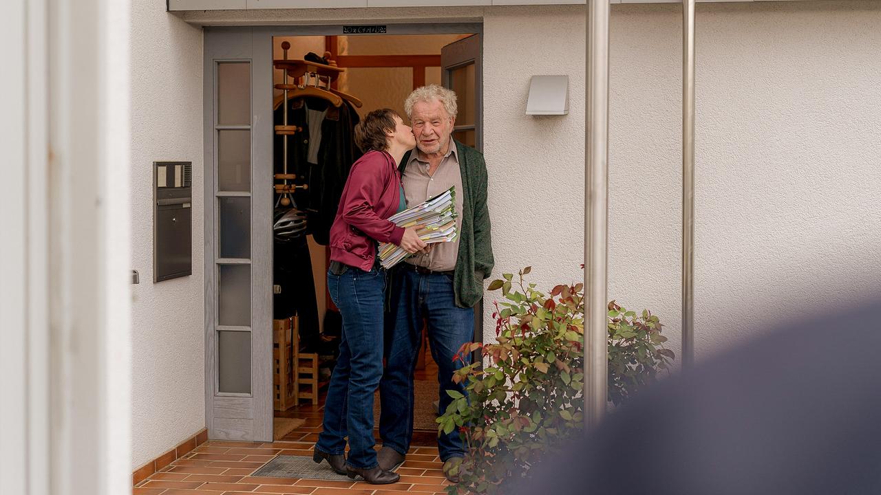 "Tatort: Ad Acta": Franziska Tobler (Eva Löbau) mit ihrem Vater Bruno (Michael Hanemann), der sie fördern will und bei ihrem aktuellen Fall unterstützt.