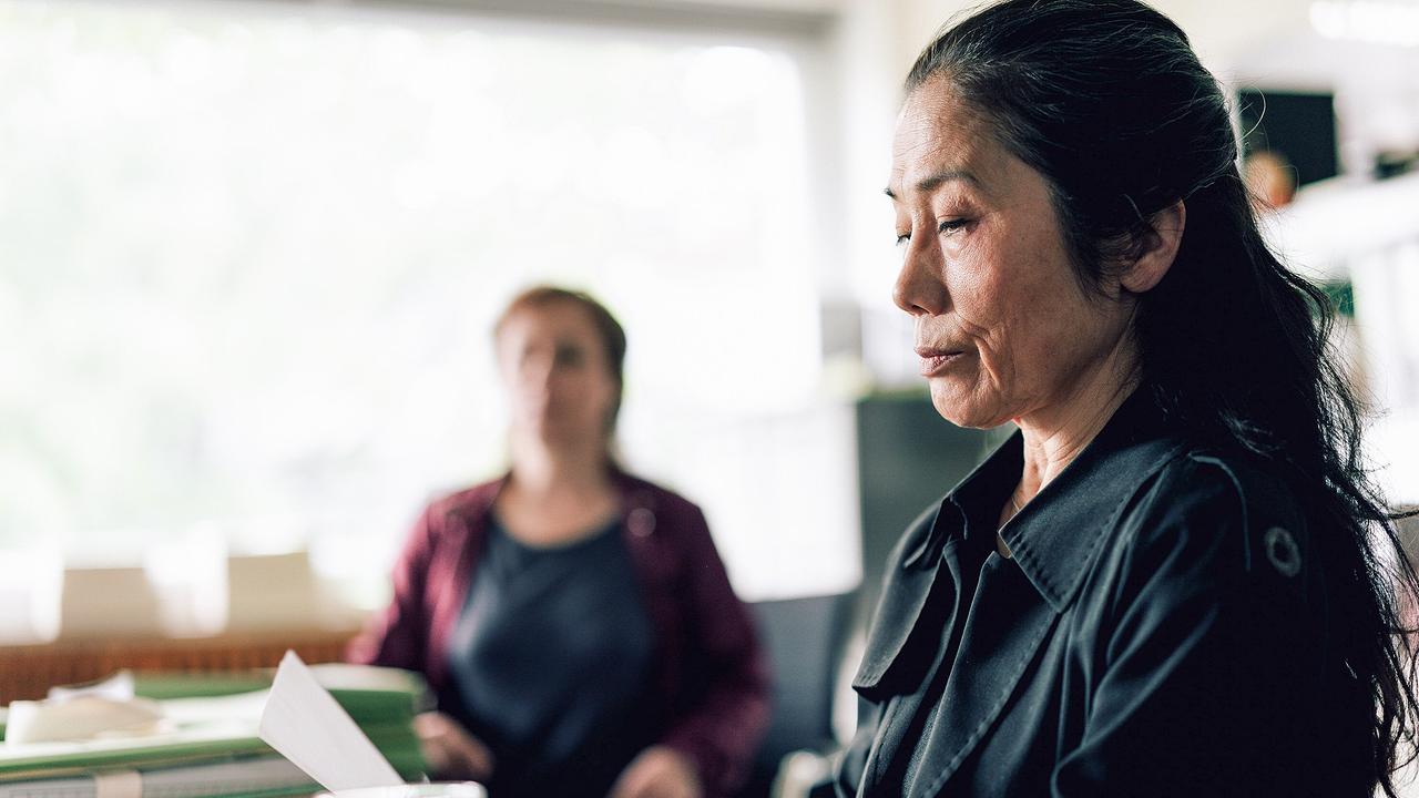 "Tatort: Ad Acta": Weiß Maki Benzinger (Akiko Hitomi) etwas, das Franziska Tobler (Eva Löbau) bei der Suche nach dem Mörder ihres Sohnes weiterhelfen könnte – auch wenn sie damit ihren Ehemann belasten müsste?