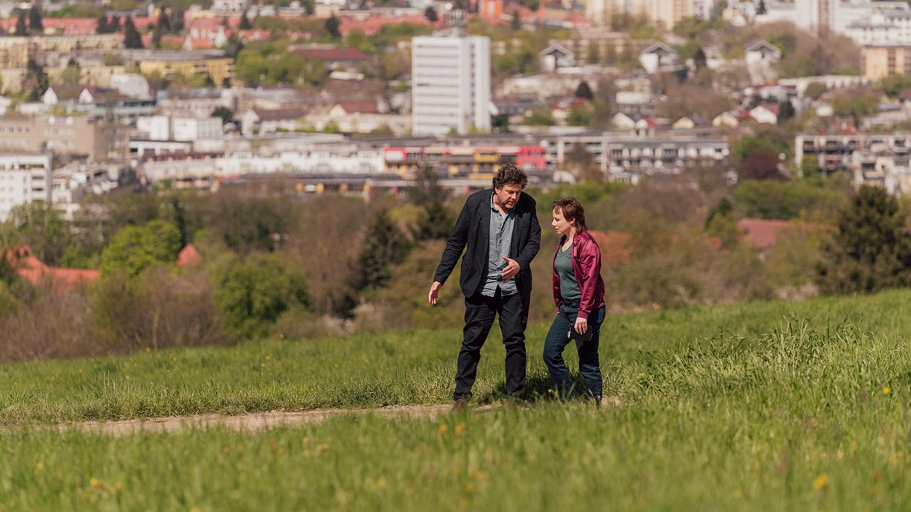 "Tatort: Ad Acta": Zum Ärger von Franziska (Eva Löbau) ist Friedemann (Hans-Jochen Wagner) bei den Ermittlungen über das Ziel hinausgeschossen.