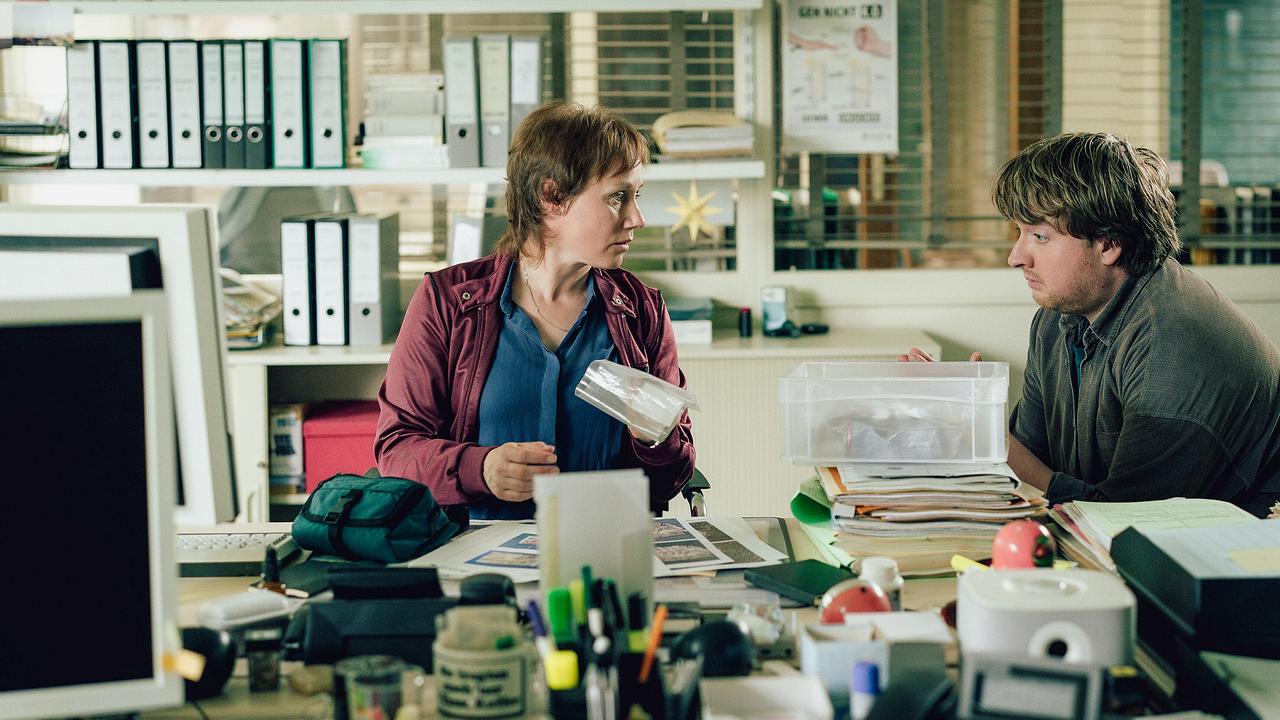 "Tatort: Ad Acta": Andi Beuter (Daniel Friedl) konnte einen Anschlag auf den Anwalt nicht verhindern und macht sich Vorwürfe, von denen ihn Franziska Tobler (Eva Löbau) nicht abbringen kann.