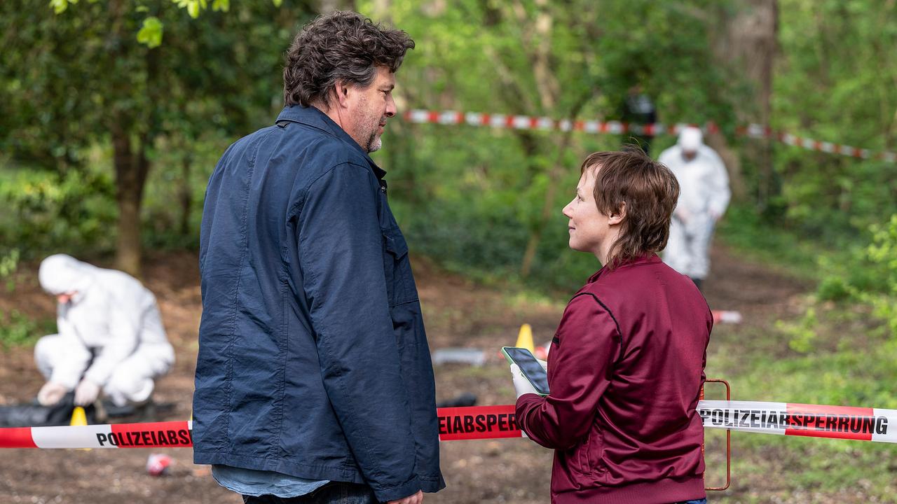 "Tatort: Ad Acta": Friedemann Berg (Hans-Jochen Wagner) und Franziska Tobler (Eva Löbau) am Tatort