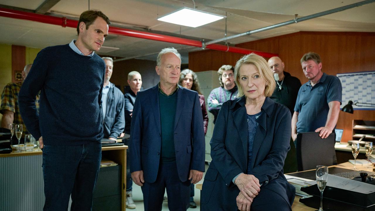 "Tatort: Trotzdem": Das Präsidium verabschiedet sich von Paula Ringelhahn. Kriminalhauptkommissar Felix Voss (Fabian Hinrichs), Polizeipräsident Dr. Kaiser (Stefan Merki) und Kriminalhauptkommissarin Paula Ringelhahn (Dagmar Manzel)