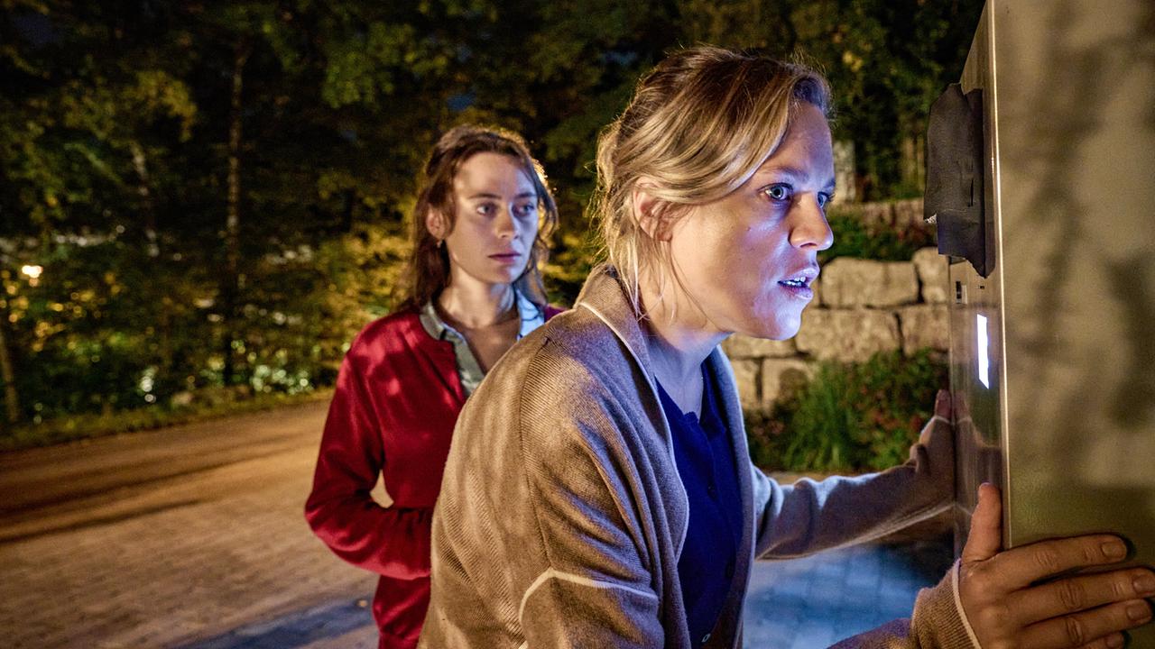 "Tatort: Trotzdem": Lisa Kranz (Mercedes Müller) und Maria Kranz (Anne Haug) auf der Lauer