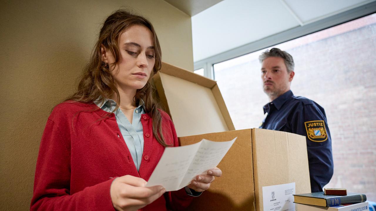 "Tatort: Trotzdem": Lisa Kranz (Mercedes Müller) und ein Vollzugsbeamter (Danny Rosness)