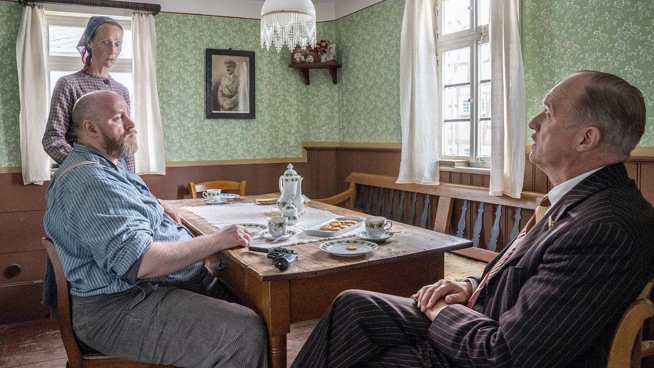 "Tatort: Murot und das 1000-jährige Reich": Schmied Lobus (André Meyer), Gerda Lobus (Melanie Straub) und Kommissar Rother (Ulrich Tukur)