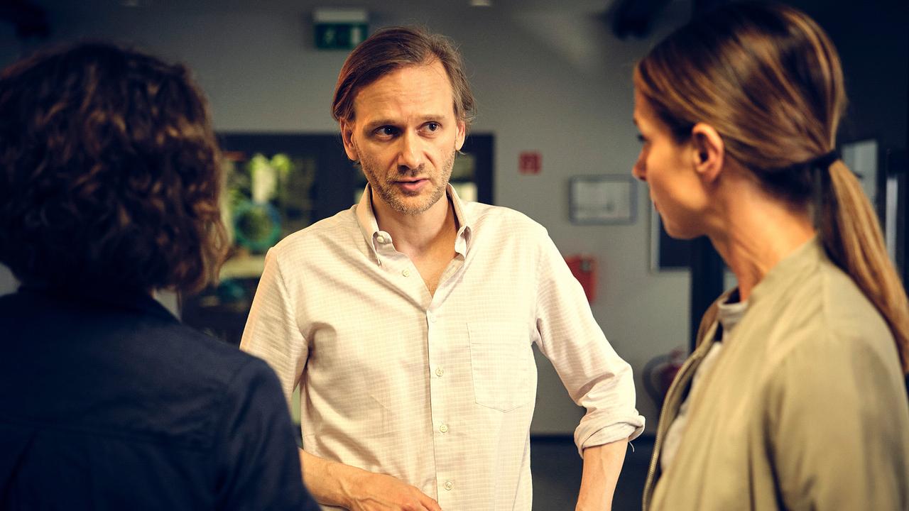 "Tatort: Dein gutes Recht": Piet Sievert (Matthias Lier) erklärt Lena Odenthal (Ulrike Folkerts) und Johanna Stern (Lisa Bitter) die Personalpolitik des Callcenters, dessen Manager er ist.