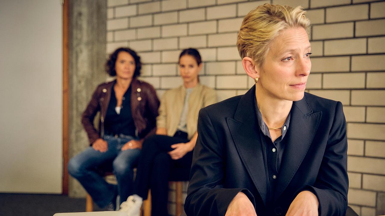 "Tatort: Dein gutes Recht": Lena Odenthal (Ulrike Folkerts) und Johanna Stern (Lisa Bitter) beobachten Patricia Prinz (Sandra Borgmann), die trotz ihres persönlichen Verlusts vor Gericht äußerst professionell ihren Mandanten vertritt.