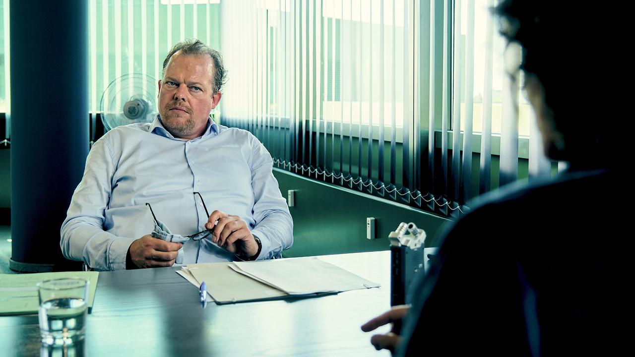 "Tatort: Dein gutes Recht": Kurt Breising (Bernd Hölscher) leitet das interne Verfahren gegen Lena Odenthal (Ulrike Folkerts) und zeigt sich dabei äußerst misstrauisch.