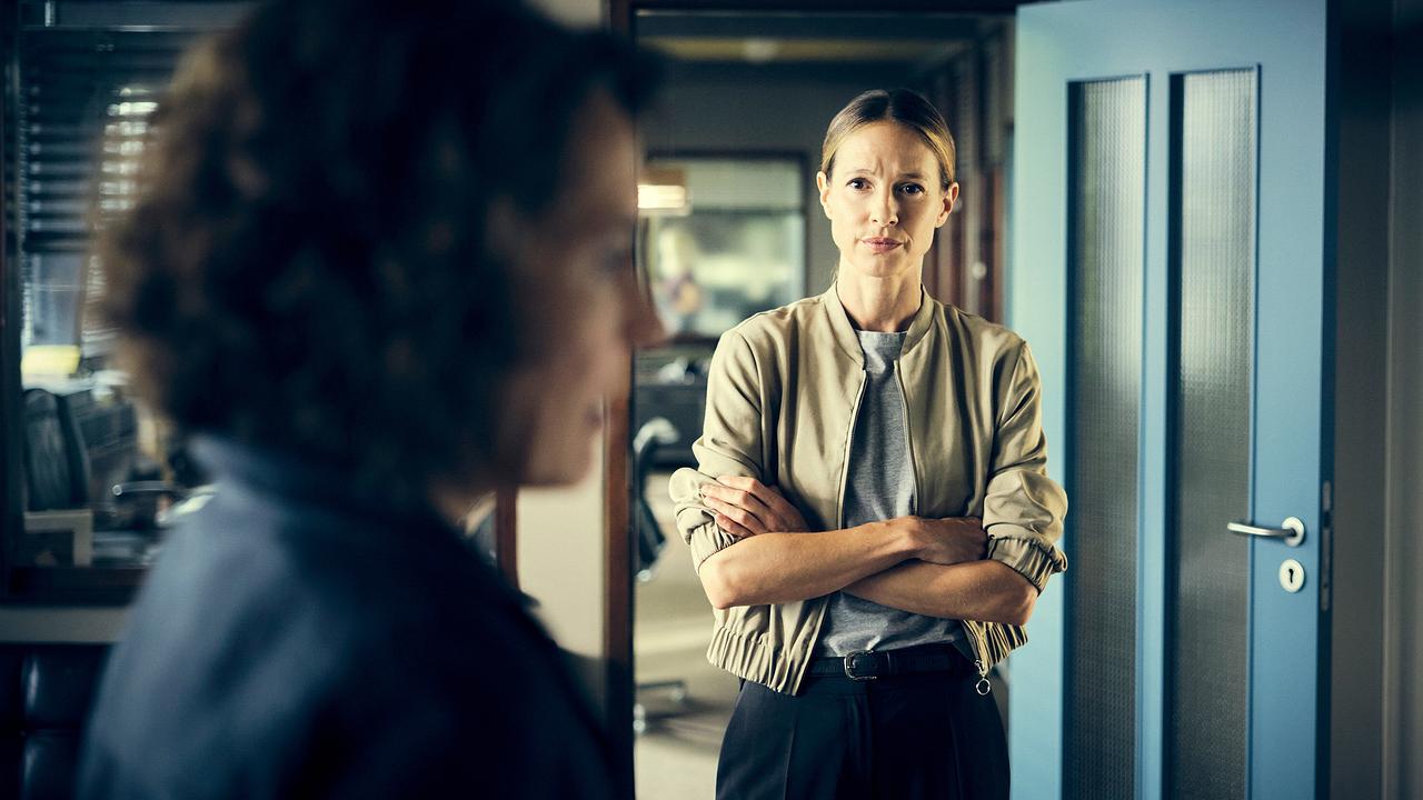 "Tatort: Dein gutes Recht": Johanna Stern (Lisa Bitter) versteht, was Lena Odenthal (Ulrike Folkerts) beschäftigt – aber sie will die Kollegin auch dazu bringen, sich um die Bewerbungen zu kümmern.