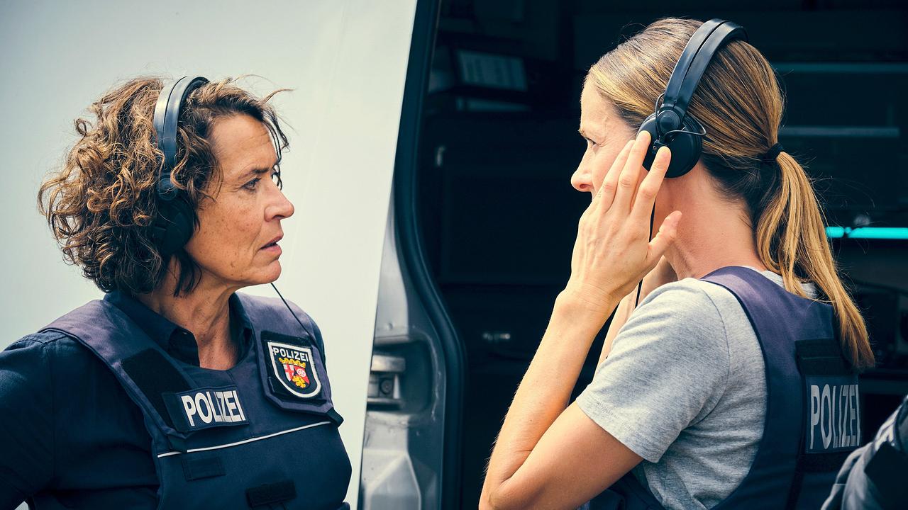 "Tatort: Dein gutes Recht": Der Fall ist zu einer Geiselnahme eskaliert, bei der Lena Odenthal (Ulrike Folkerts) und Johanna Stern (Lisa Bitter) die Gespräche im entführten Wagen abhören.