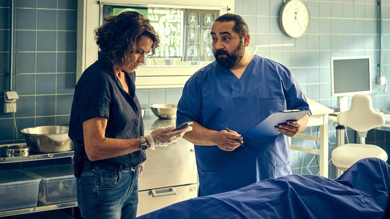 "Tatort: Dein gutes Recht": Gerichtsmediziner Hakan Özcan (Kailas Mahadevan) erklärt Lena Odenthal (Ulrike Folkerts), dass Jasper Ünel womöglich hätte gerettet werden können, wenn er früher im Krankenhaus eingetroffen wäre.