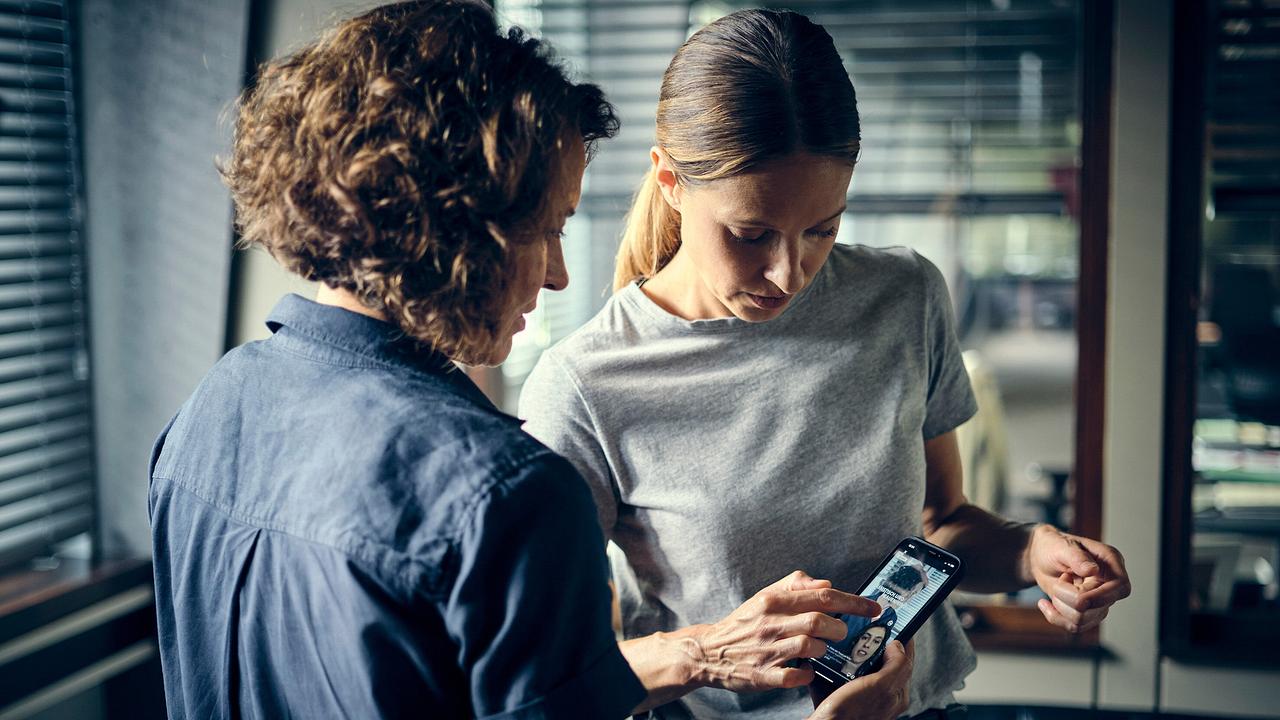 "Tatort: Dein gutes Recht": Johanna Stern (Lisa Bitter) bringt Lena Odenthal (Ulrike Folkerts) schlechte Nachrichten: Im Netz kursiert ein anklagendes Video gegen sie.