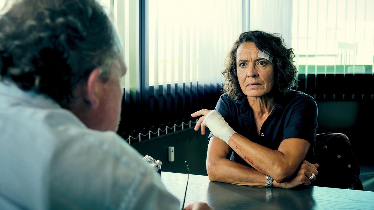 "Tatort: Dein gutes Recht": Noch mitgenommen von der Polizeiaktion sieht sich Lena Odenthal (Ulrike Folkerts) einer internen Ermittlung durch LKA-Kollegen Kurt Breising (Bernd Hölscher) ausgesetzt.