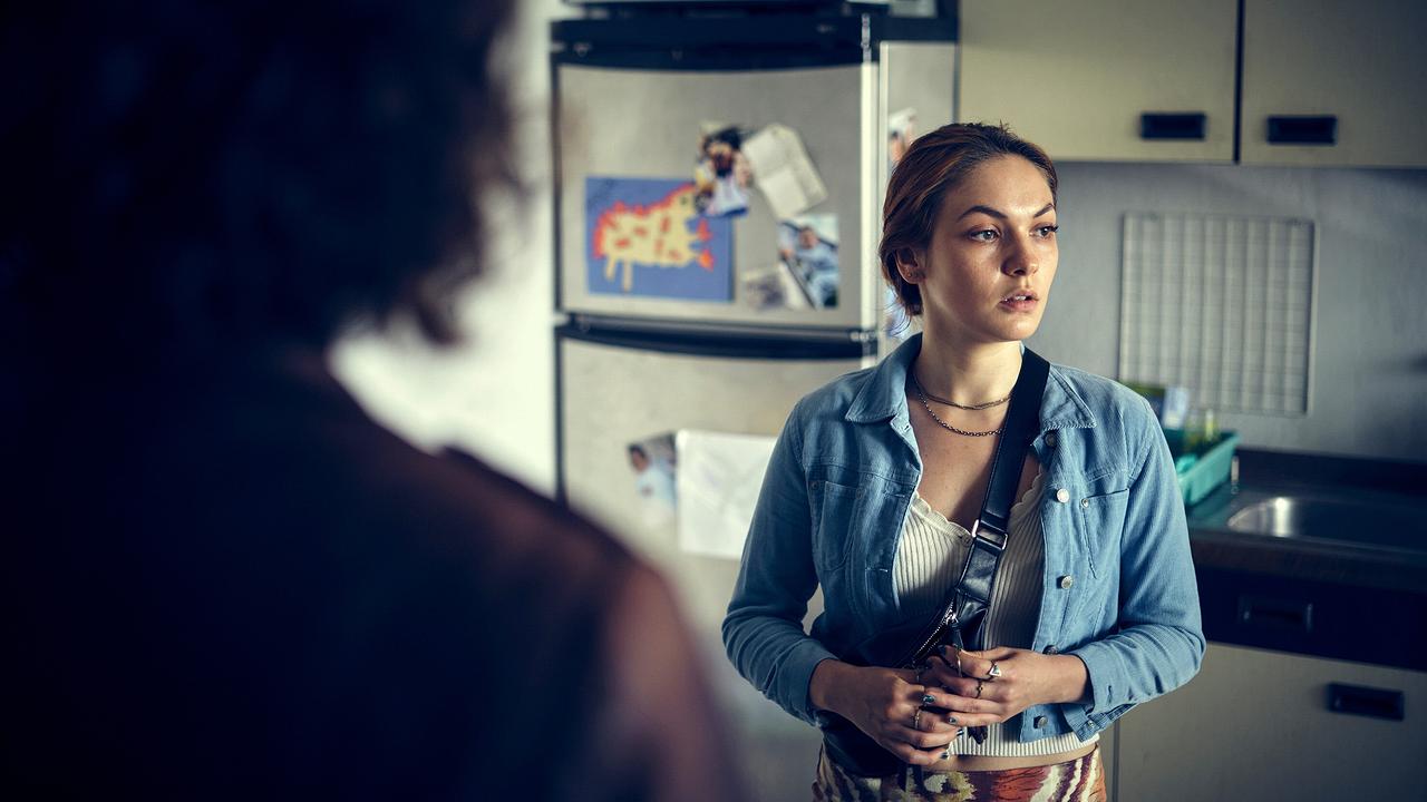 "Tatort: Dein gutes Recht":  Lena Odenthal (Ulrike Folkerts) befragt Marie Polat (Emma Drogunova) nach den Anschuldigungen, die ihr Arbeitgeber gegen sie vorbringt.