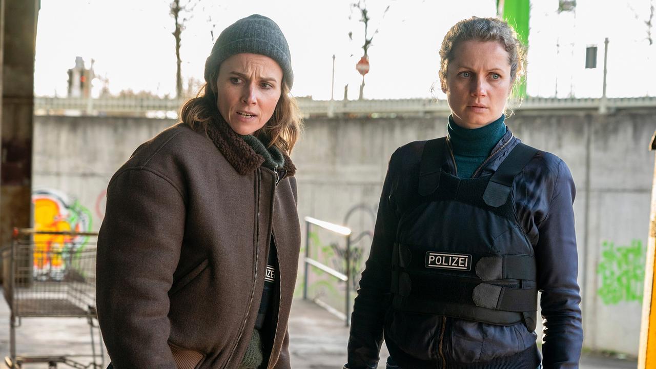 "Tatort: Unter Feuer": Karin Gorniak (Karin Hanczewski), Leonie Winkler (Cornelia Gröschel) vor der Werkstatt von Marek Krug nach einem Schusswechsel.