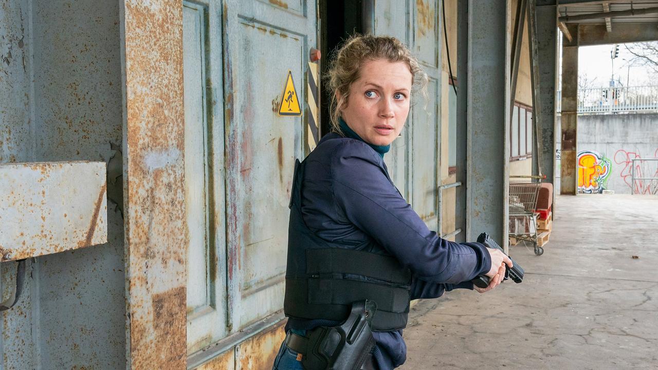 "Tatort: Unter Feuer": Leonie Winkler (Cornelia Gröschel) stürmt die Werkstatt von Marek Krug.