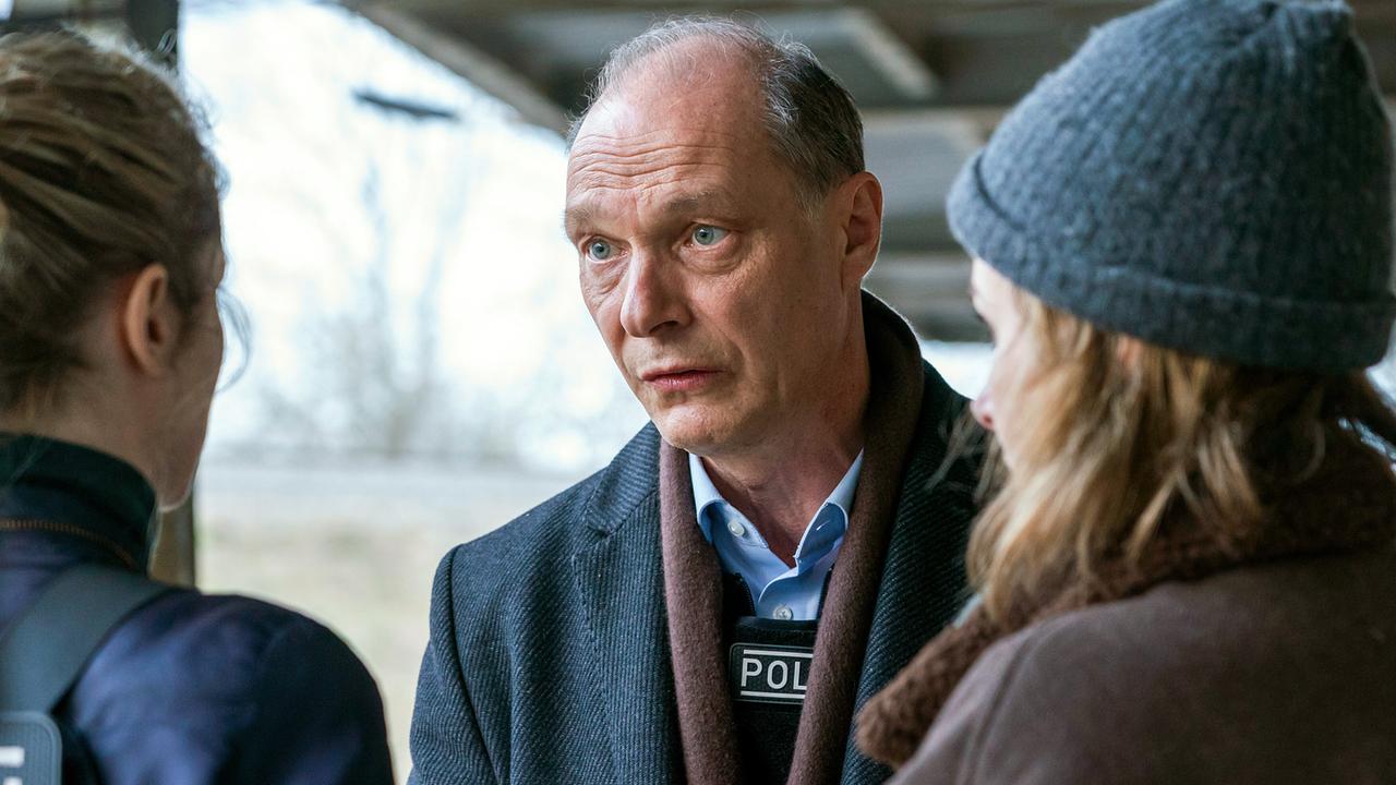 "Tatort: Unter Feuer": Leonie Winkler (Cornelia Gröschel), Peter Schnabel (Martin Brambach), Karin Gorniak (Karin Hanczewski) vor der Werkstatt von Marek Krug nach einem Schusswechsel.