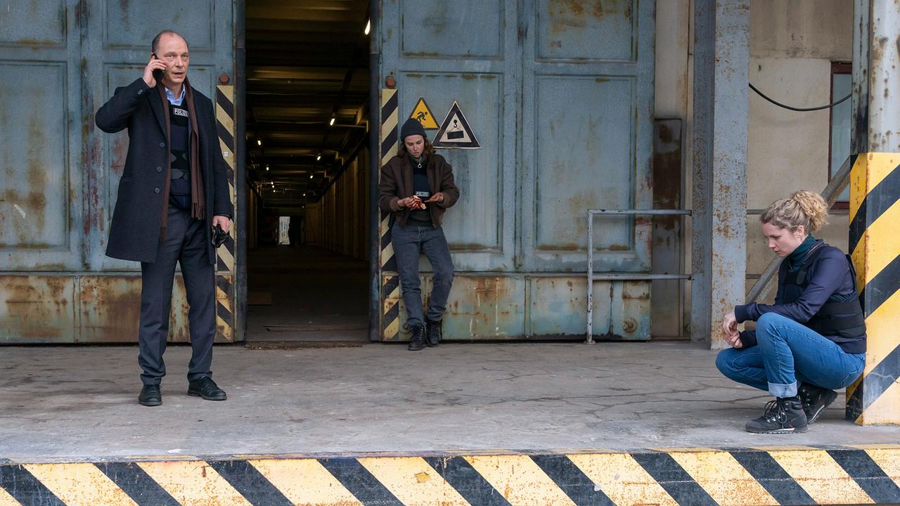 "Tatort: Unter Feuer": Peter Schnabel (Martin Brambach), Karin Gorniak (Karin Hanczewski), Leonie Winkler (Cornelia Gröschel) vor der Werkstatt von Marek Krug nach einem Schusswechsel.