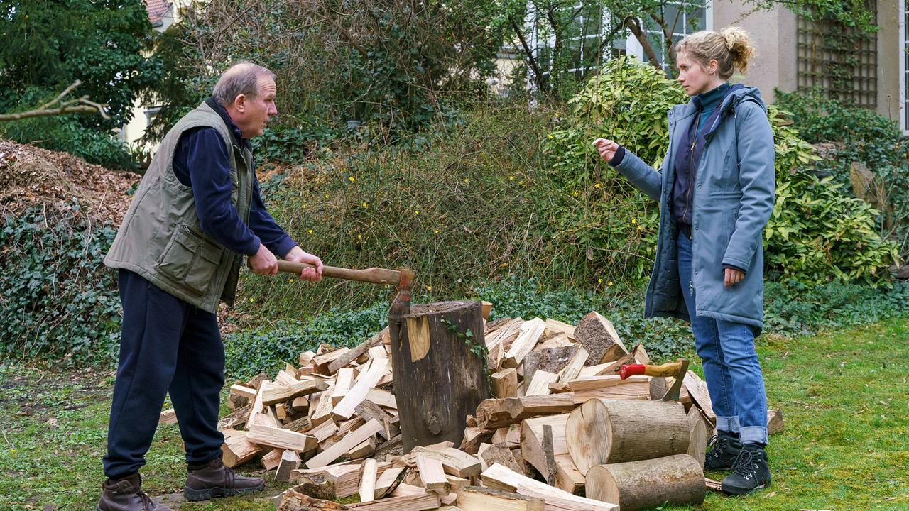 "Tatort: Unter Feuer": Leonie (Cornelia Gröschel, re.) konfrontiert ihren Vater Otto Winkler (Uwe Preuss) mit einem Fund aus der Vergangenheit ihres toten Bruders.