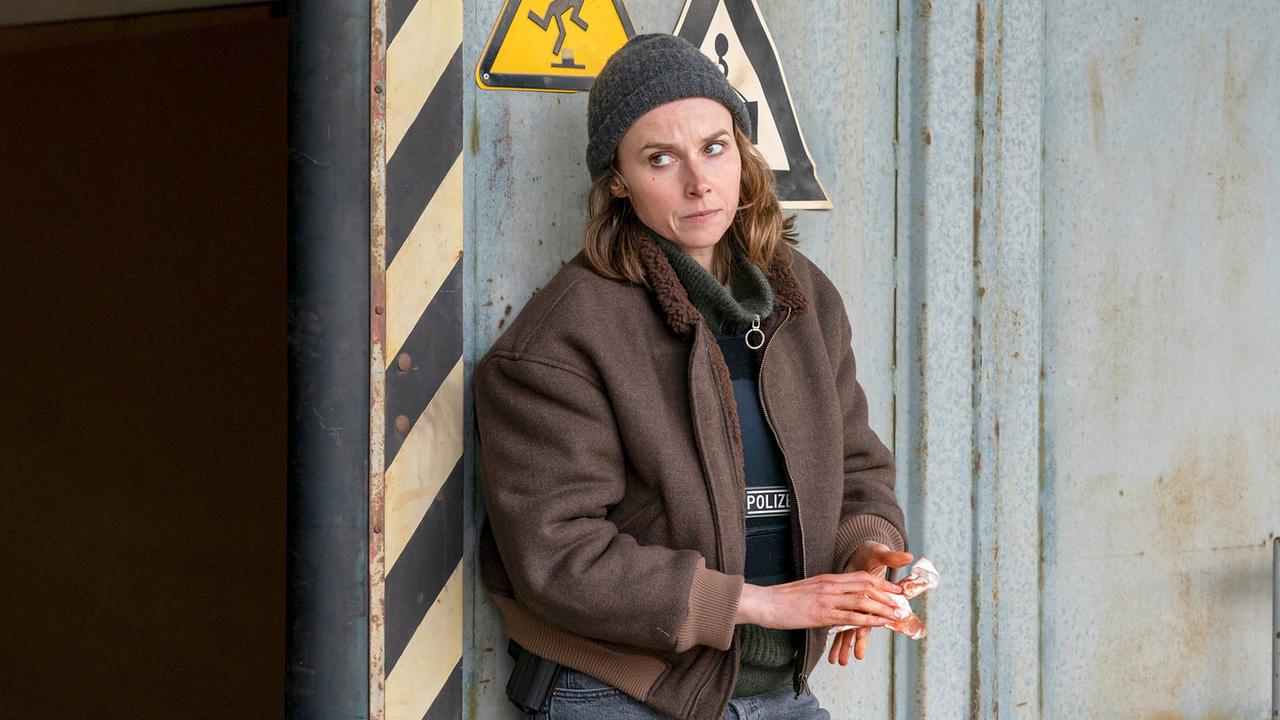 "Tatort: Unter Feuer": Karin Gorniak (Karin Hanczewski) vor der Werkstatt von Marek Krug, die unter Beschuss durch einen Scharfschützen stand.