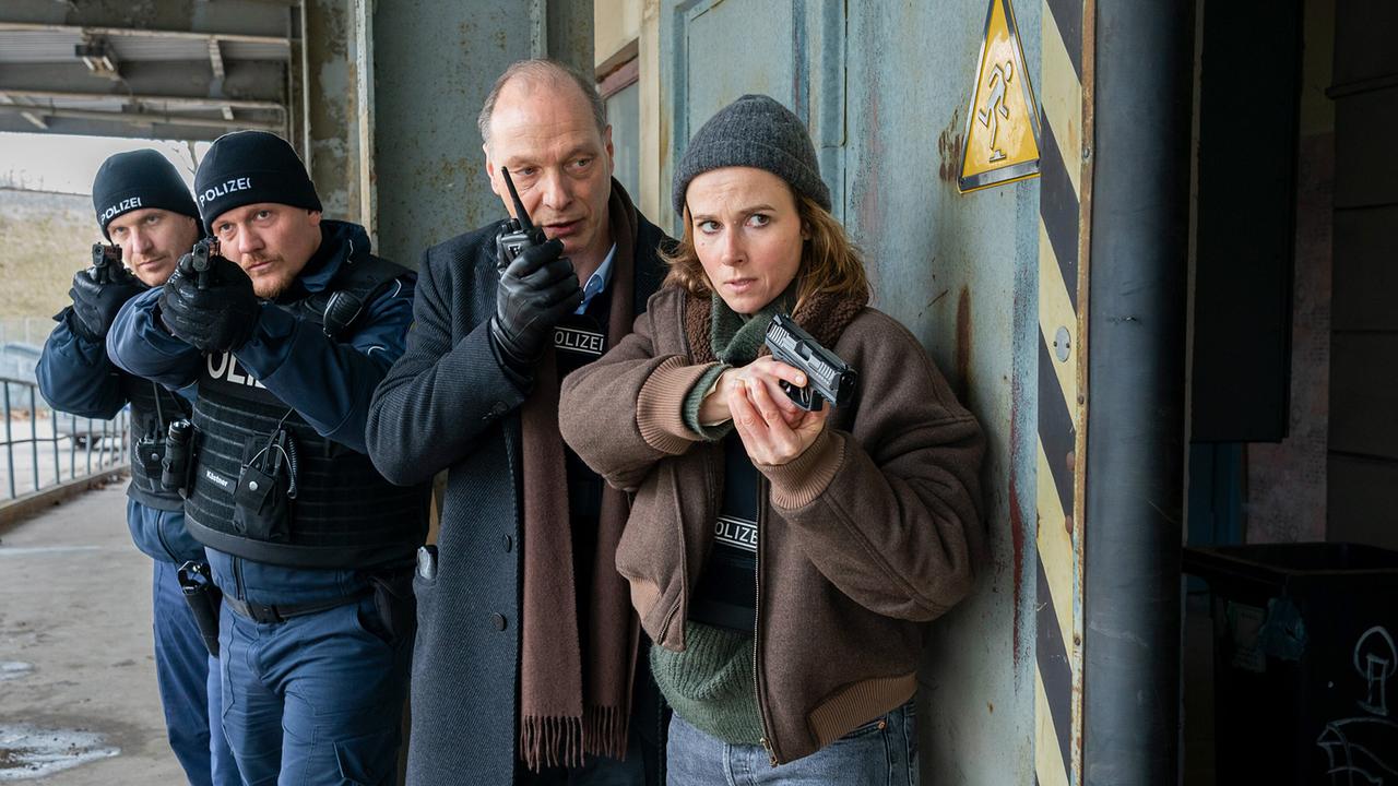 "Tatort: Unter Feuer": Peter Schnabel (Martin Brambach) und Karin Gorniak (Karin Hanczewski) stürmen die Werkstatt von Marek Krug, da sie Schüsse gehört haben.