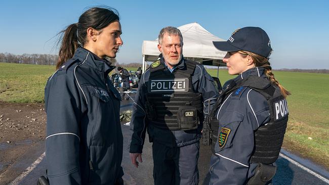 "Tatort: Unter Feuer": Revierleiter Riebold (Andreas Lust) suspendiert die beiden jungen Kolleginnen Leila Demiray (Aybi Era, li.) und Anna Stade (Paula Kroh, re.), da sie sich vom Tatort entfernt haben.