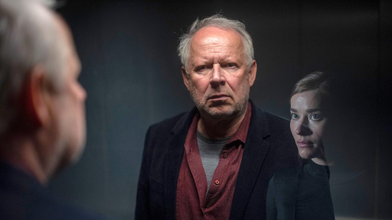 "Tatort: Borowski und das ewige Meer": Kommissar Klaus Borowski (Axel Milberg) im Verhörraum mit Zenaida (Milena Tscharnkte)