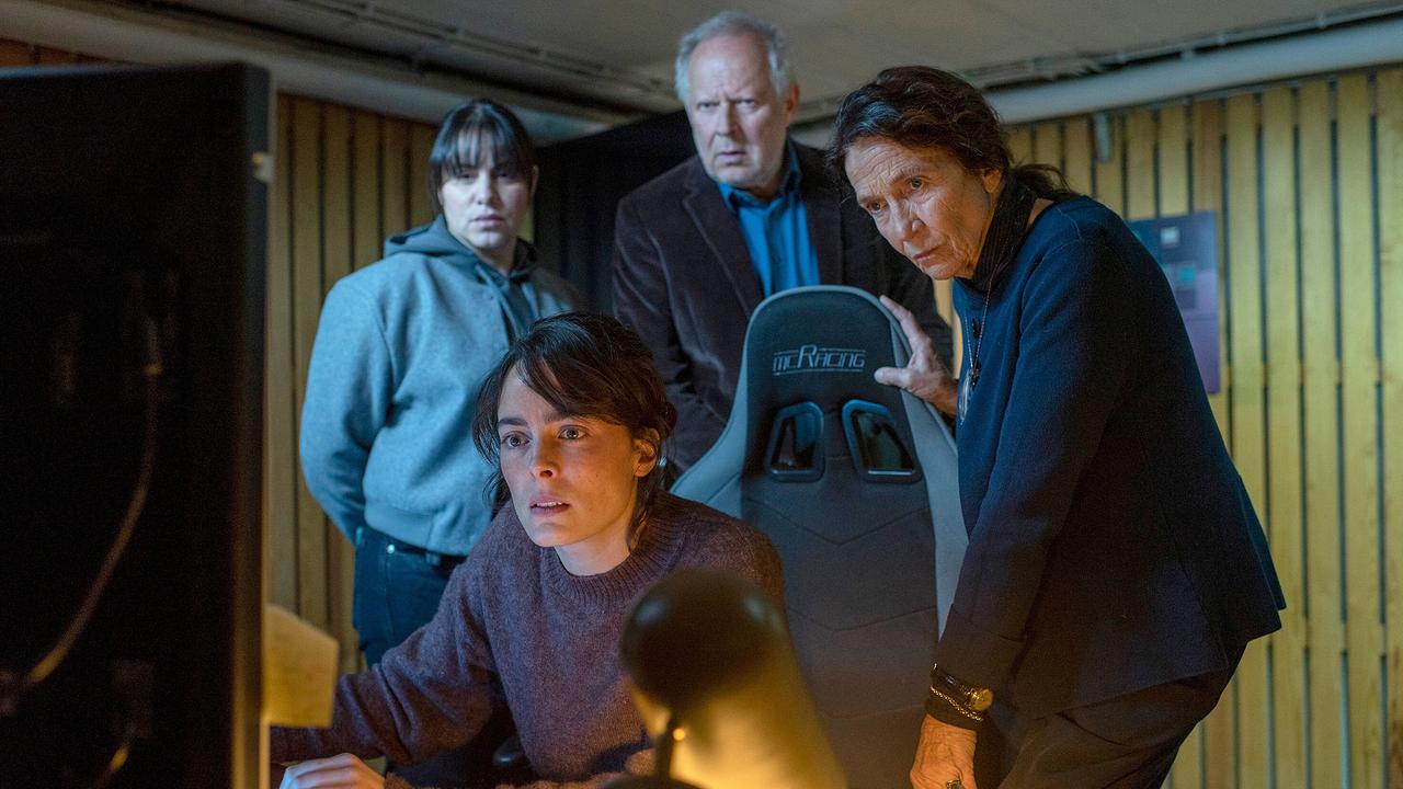 "Tatort: Borowski und das ewige Meer": Entgleitet Programmiererin Sofia (Pauline Fusban) die Kontrolle? Sila Sahin (Almila Bagriacik), Klaus Borowski (Axel Milberg) und Antonella Hoffmann (Tatja Seibt) verfolgen gebannt die Prozesse am Bildschirm.