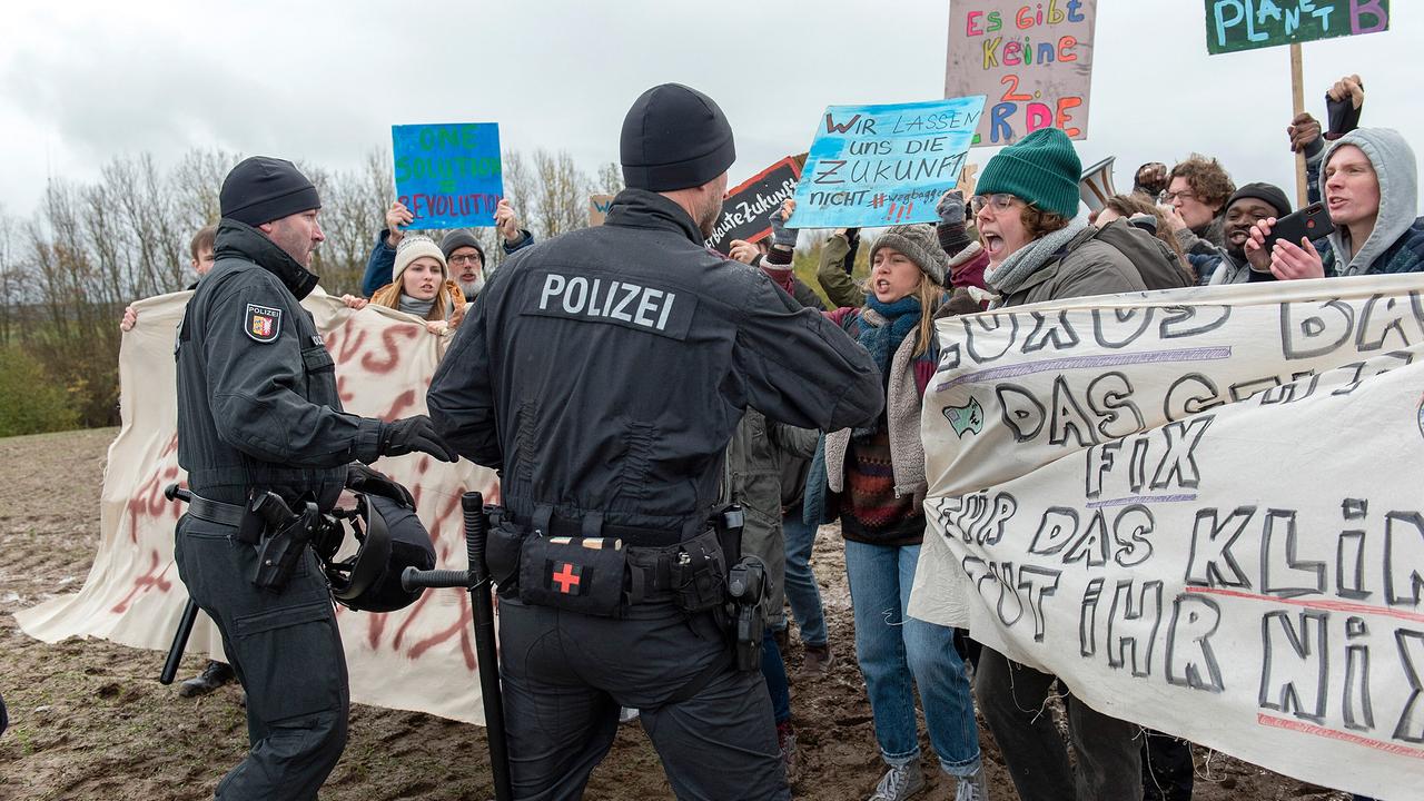 "Tatort: Borowski und das ewige Meer": Haben die Klimaproteste der Gegend etwas mit dem Fall zu tun?