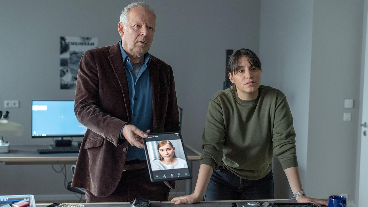 "Tatort: Borowski und das ewige Meer": Klaus Borowskis (Axel Milberg) und Sila Sahins (Almila Bagriacik) Ermittlungen stocken.