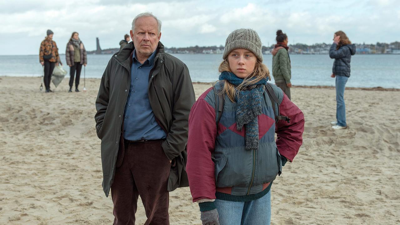 "Tatort: Borowski und das ewige Meer": Borowski (Axel Milberg) versucht, durch Klimaaktivistin Leonie (Johanna Götting) den Geschehnissen auf die Spur zu kommen.