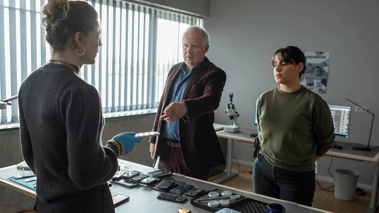 "Tatort: Borowski und das ewige Meer": Forensikerin Paula Rinck (Thea Ehre) analysiert die Handys der Opfer und übergibt ihre Ergebnisse an Kommissar Borowski (Axel Milberg) und seine Kollegin Mila Sahin (Almila Bagriacik).