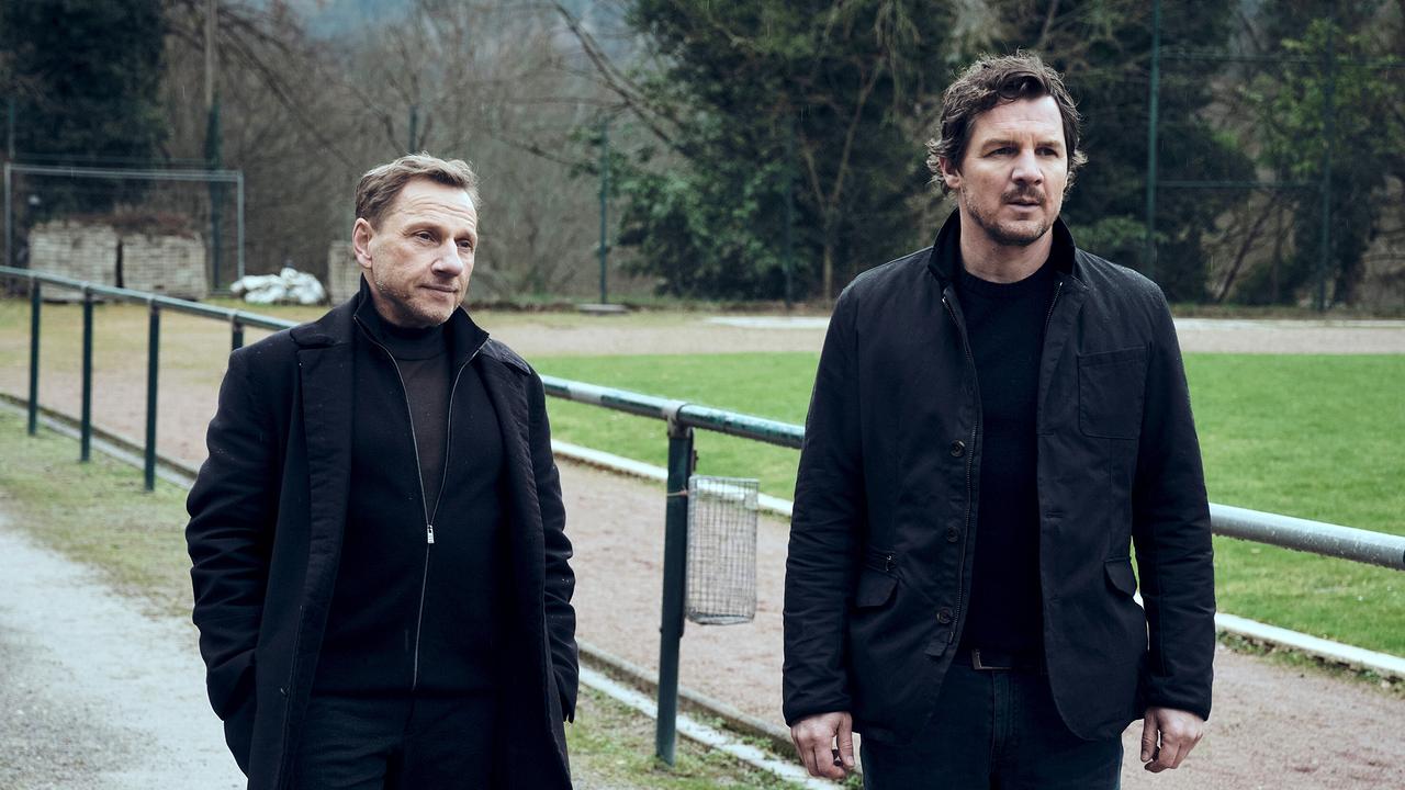 "Tatort: Lass sie gehen": Die Ermittlungen führen Thorsten Lannert (Richy Müller, l.) und Sebastian Bootz (Felix Klare) auch auf den Sportplatz des Dorfes.