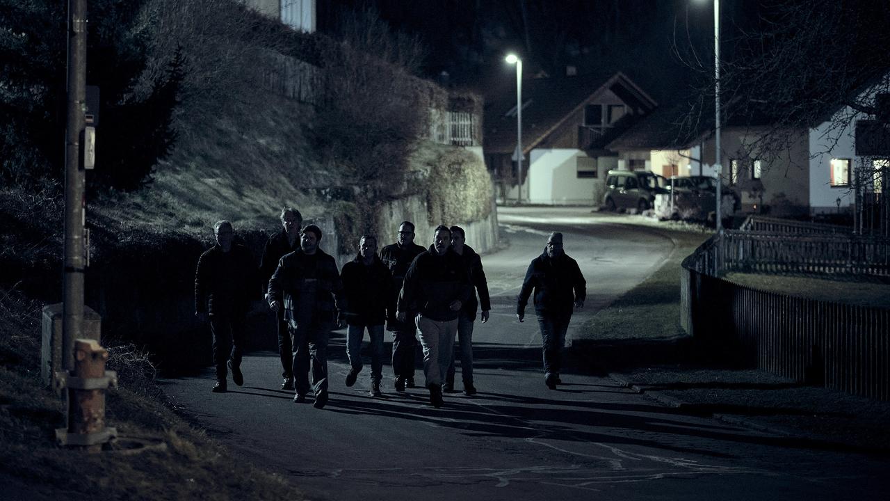 "Tatort: Lass sie gehen": Im Dorf hat sich eine öffentliche Meinung gebildet und einen Schuldigen ausgemacht, gegen den nun vorgegangen werden soll.