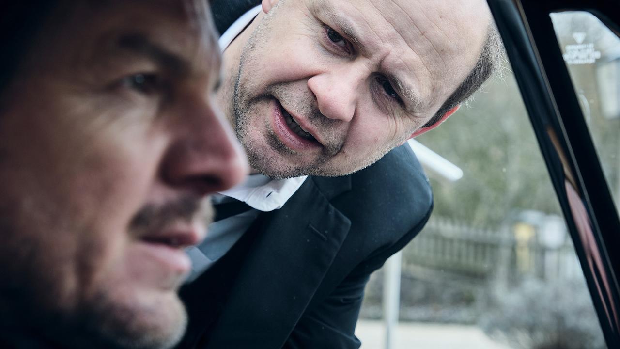 "Tatort: Lass sie gehen": Wie kann es sein, dass die Kommissare abfahren, ohne dass der Täter festgenommen wurde? Hannes Riedle (Moritz Führmann, r.) macht Sebastian Bootz (Felix Klare) Vorwürfe.