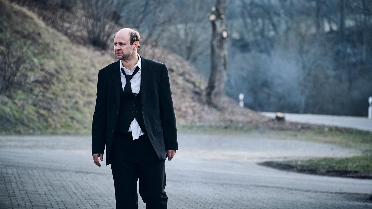 "Tatort: Lass sie gehen": Hannes Riedle (Moritz Führmann) glaubt, dass er eine Entscheidung fällen muss.