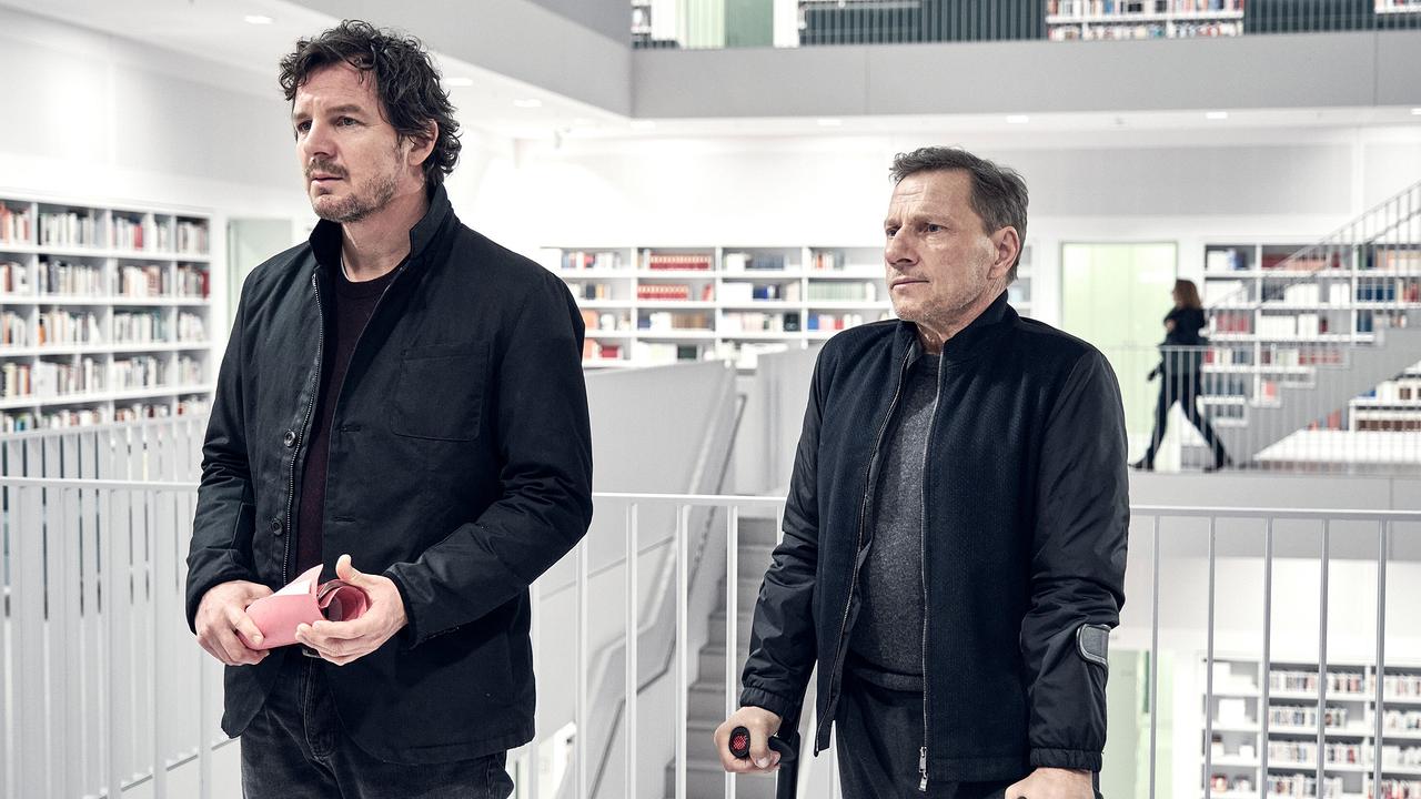 "Tatort: Lass sie gehen": Sebastian Bootz (Felix Klare, l.) und Thorsten Lannert (Richy Müller) bei einer Befragung in der Stuttgarter Stadtbibliothek.