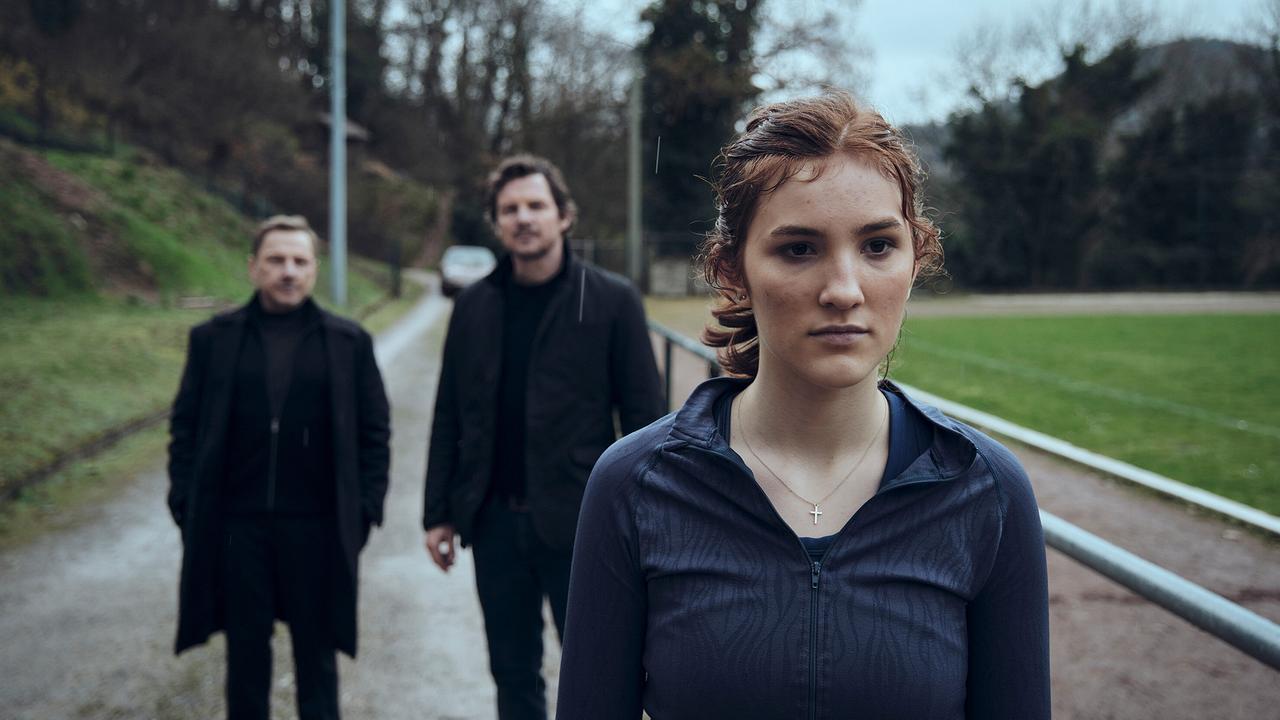 "Tatort: Lass sie gehen": Auch Emma Riedle (Irene Böhm) war wegen des Wegzugs ihrer Schwester tief verletzt und fühlte sich im Stich gelassen. Mit Thorsten Lannert (Richy Müller, l.) und Sebastian Bootz (Felix Klare) will sie am liebsten gar nicht reden.