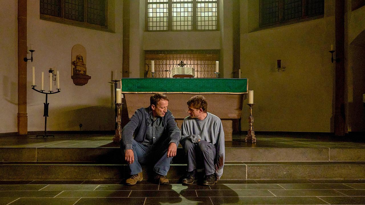 "Tatort: Schweigen": Falke (Wotan Wilke Möhring, l.), der im Kloster Abstand sucht, hat sich mit Daniel (Florian Lukas) angefreundet.