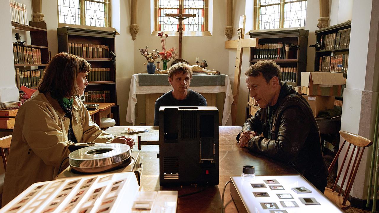 "Tatort: Schweigen": Daniel Weinert (Florian Lukas) hat etwas zu verbergen: Falke (Wotan Wilke Möhring, re.) und Eve Pötter (Lena Lauzemis) nehmen den ehemaligen Klosterschüler in die Mangel.